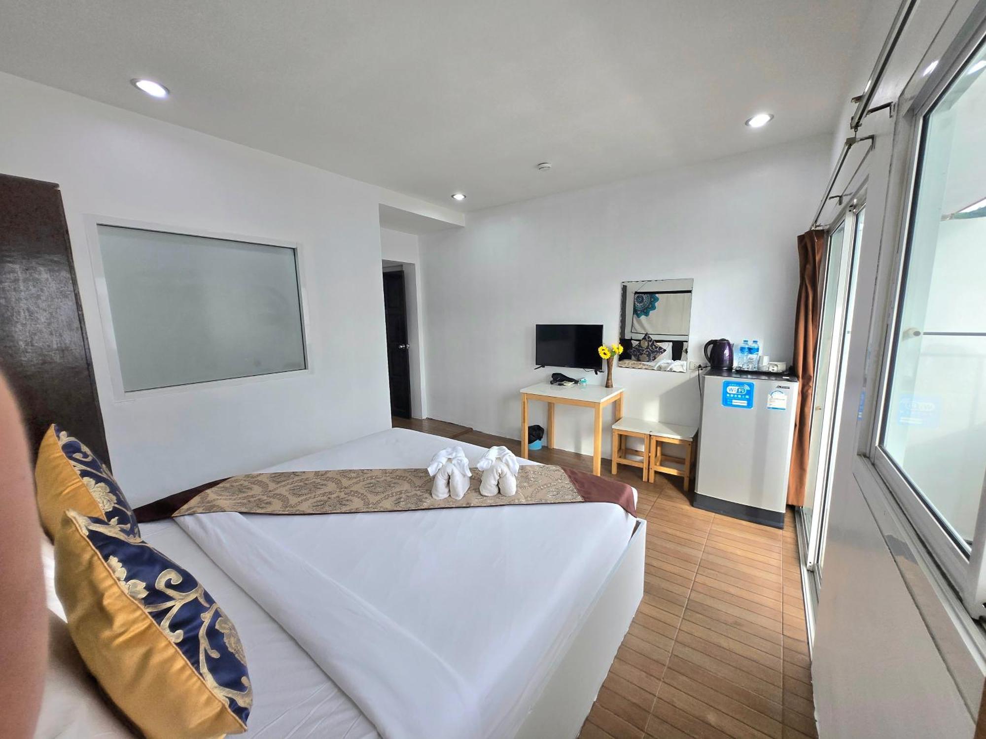 Happy 99 Guest House Patong Eksteriør bilde